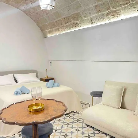 Luxe With Jacuzzi, Center *