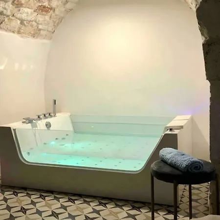 Apartment Luxe With Jacuzzi, Center Ostuni